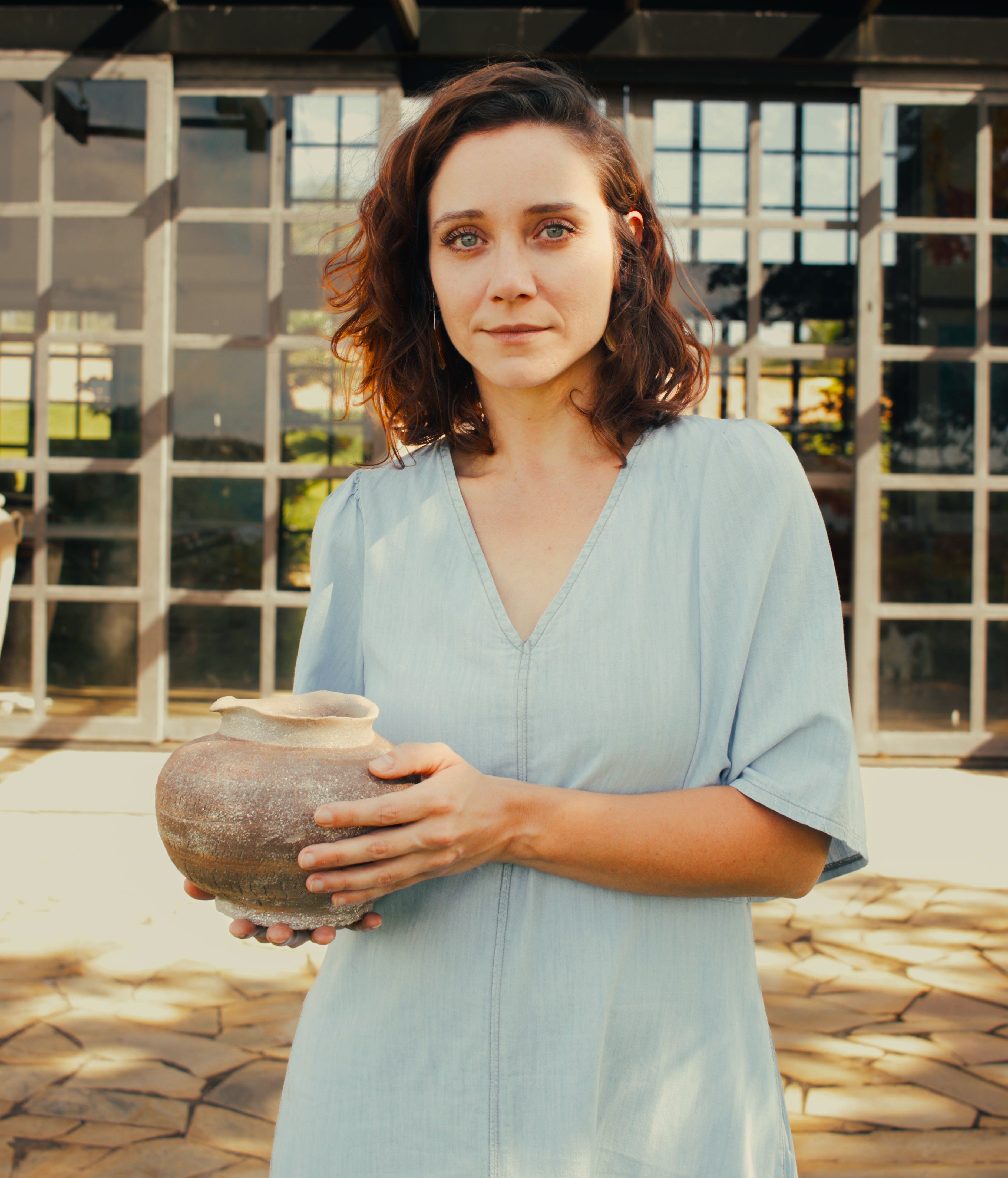 Amanda Maciel, ceramista, pesquisadora e fundadora da Kûara Cerâmicas