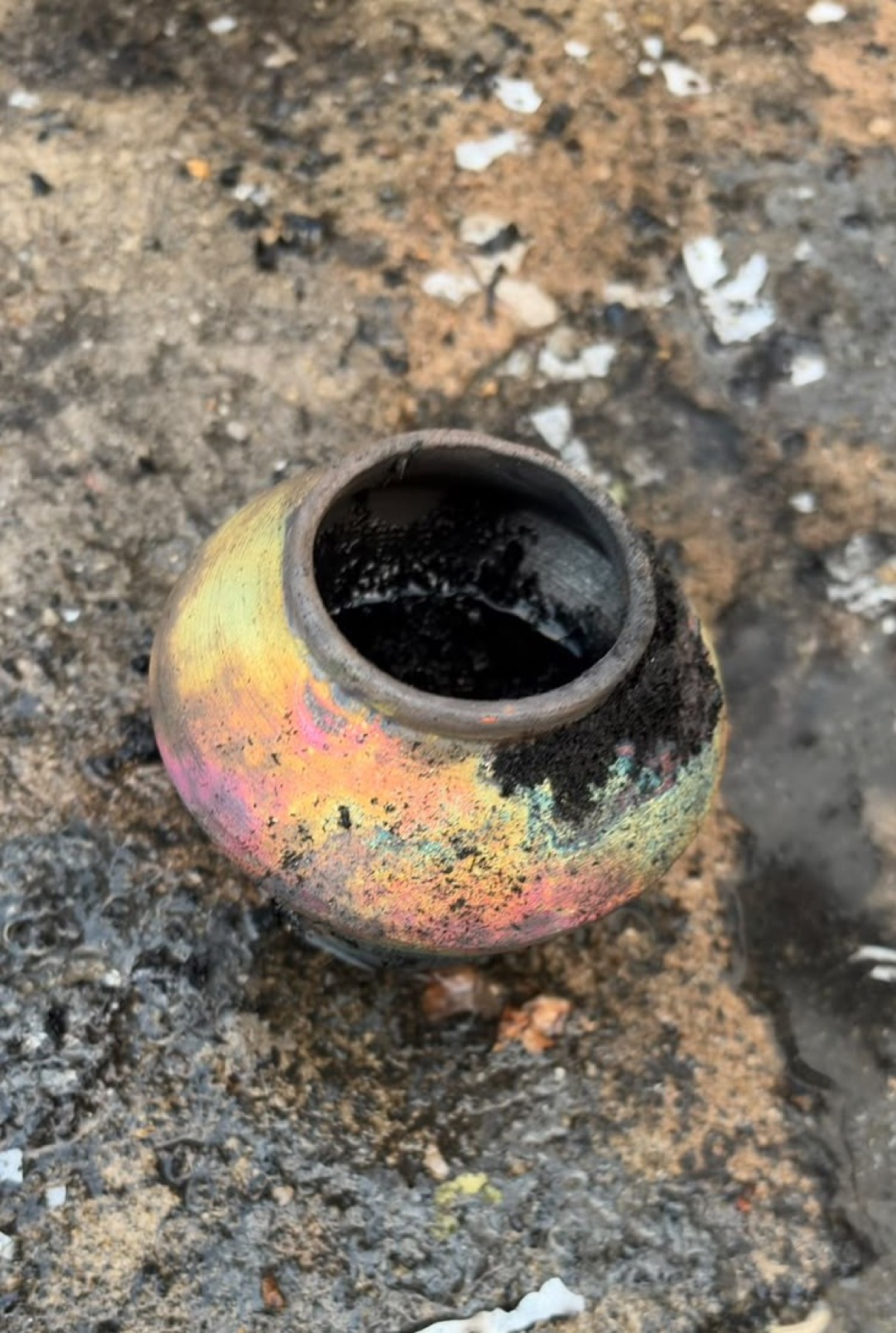 Peça cerâmica com efeito iridescente de raku