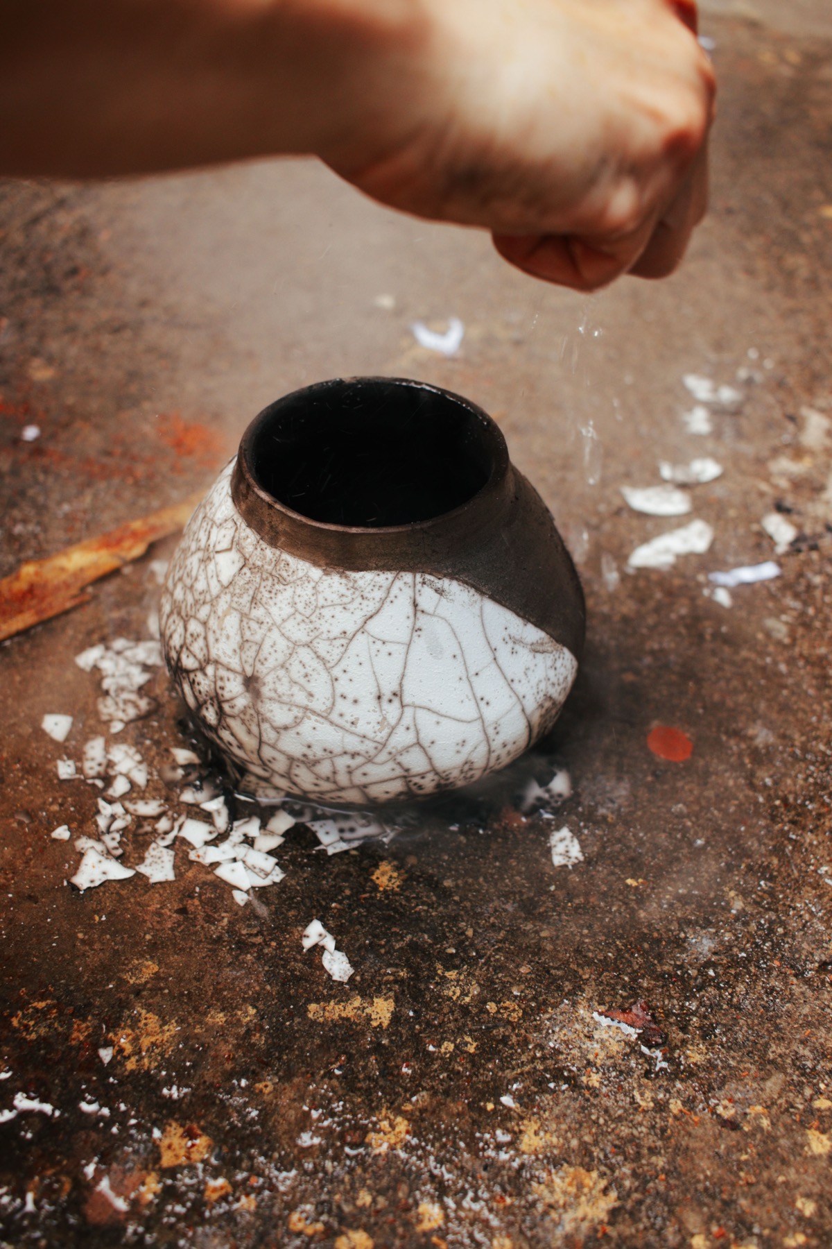 Peça cerâmica de raku nu durante acabamento com superfície craquelada