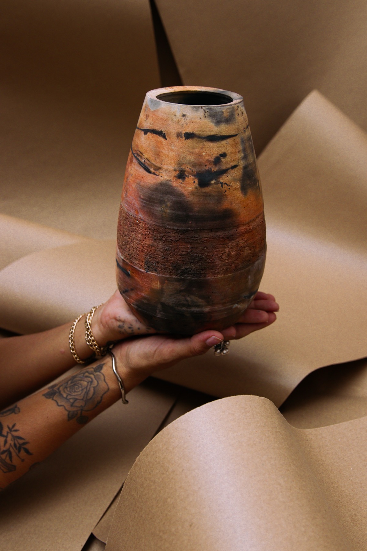 Vaso cerâmico saggar com marcas de fumaça e minerais